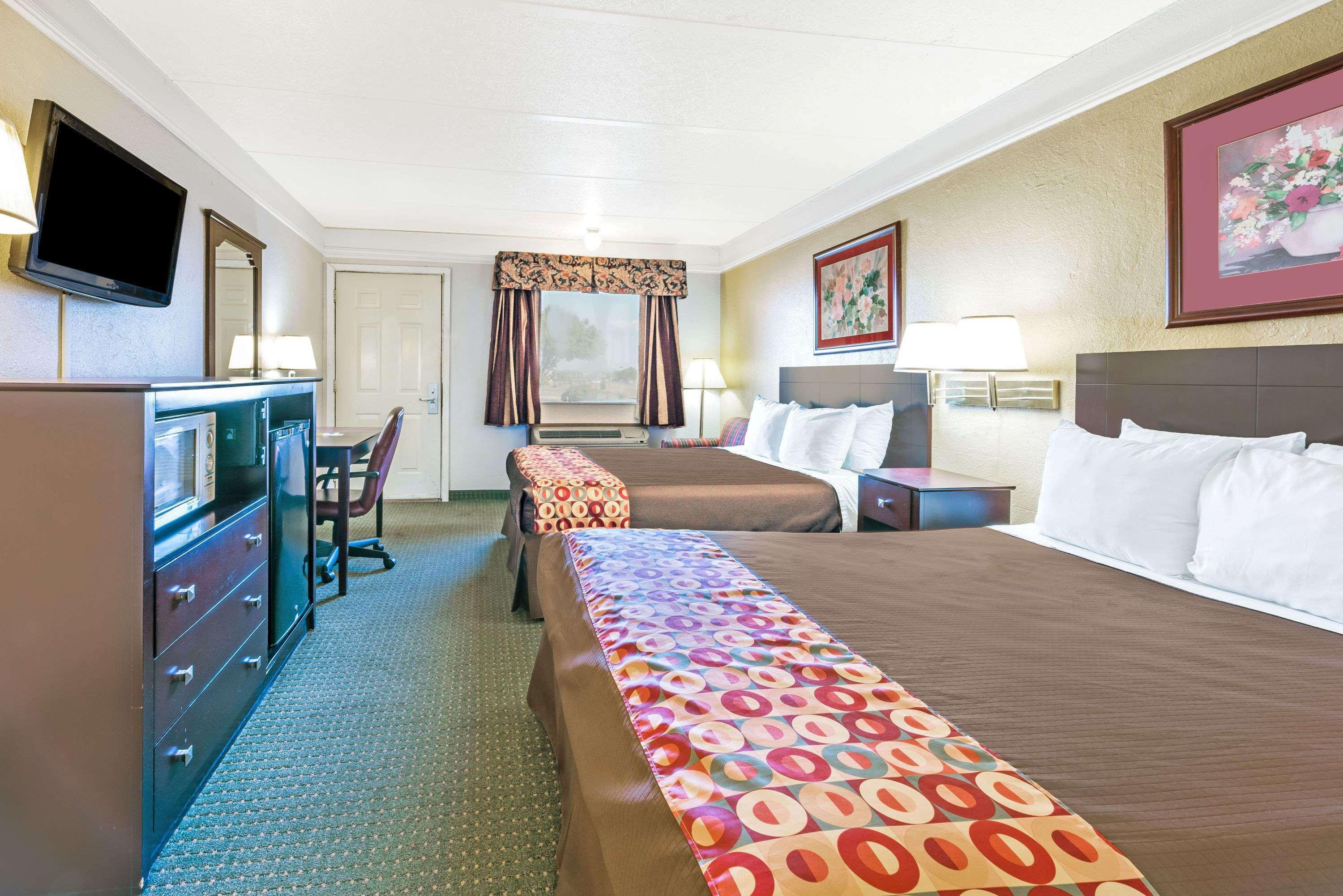 Days Inn By Wyndham Gainesville Eksteriør billede