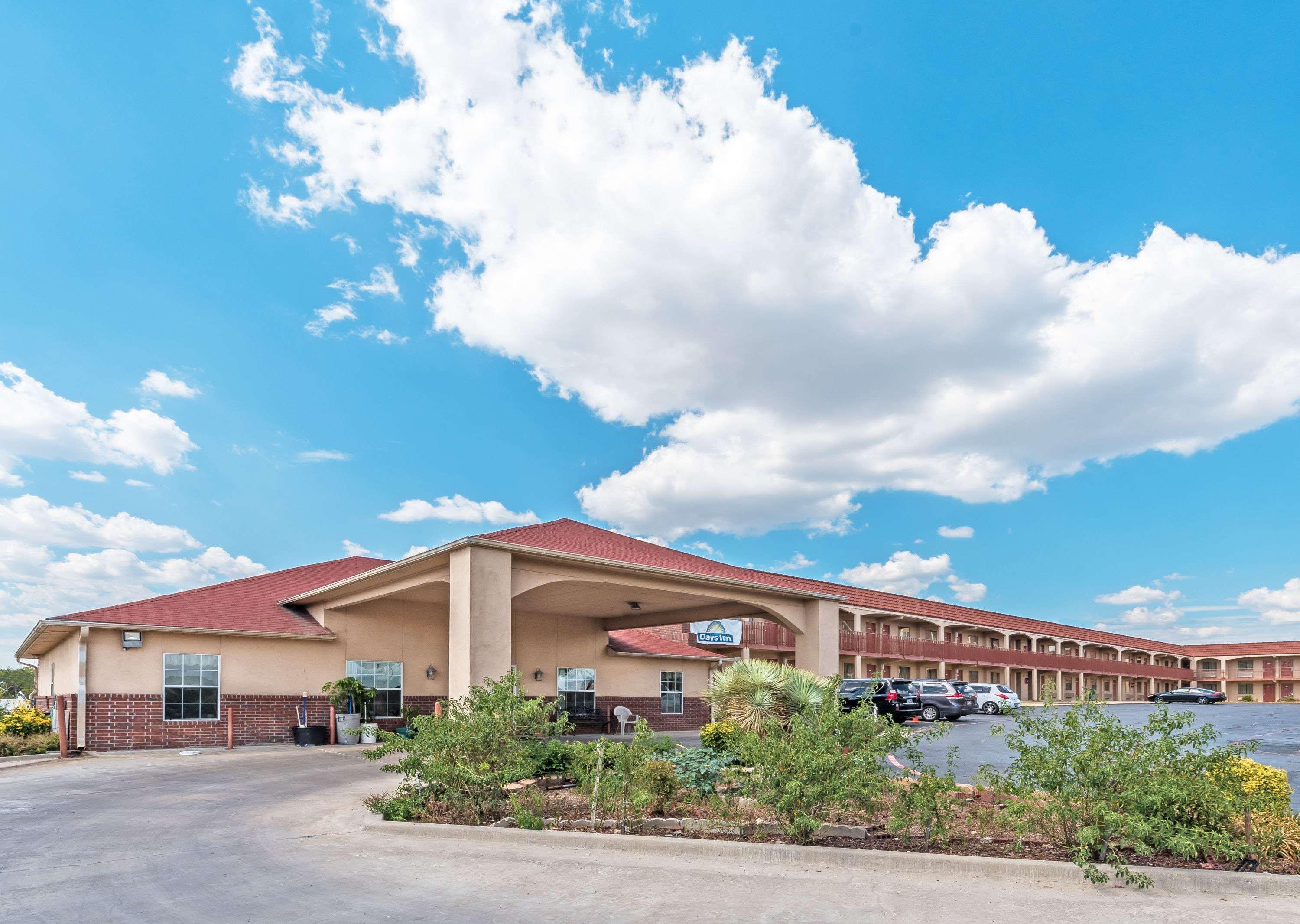 Days Inn By Wyndham Gainesville Eksteriør billede