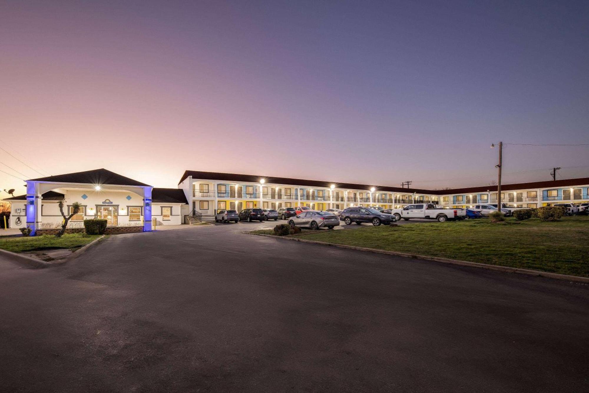 Days Inn By Wyndham Gainesville Eksteriør billede