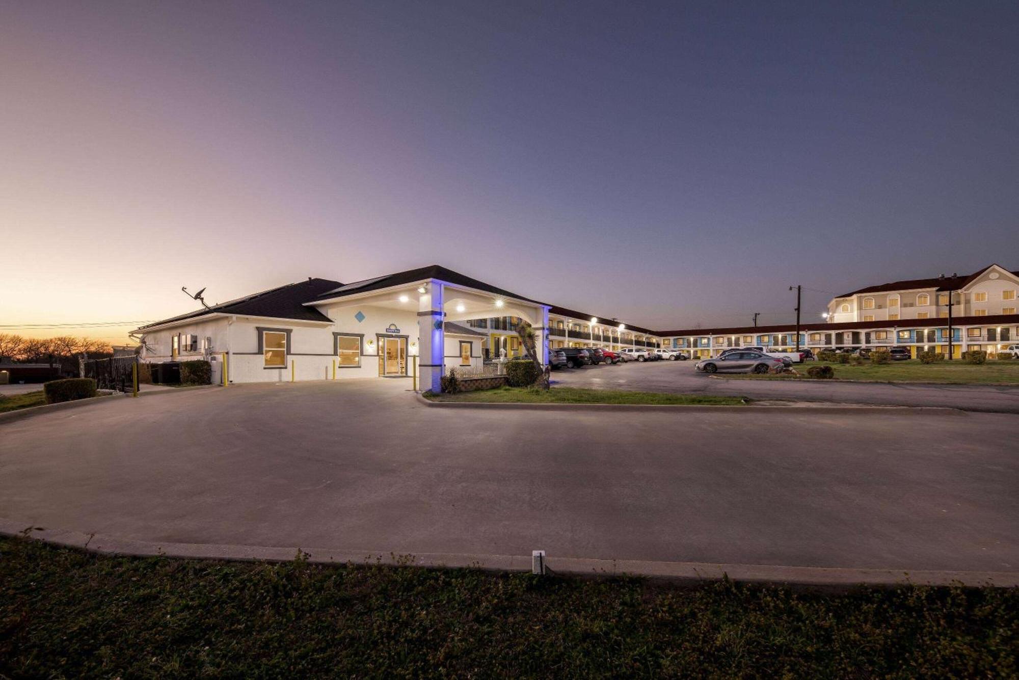Days Inn By Wyndham Gainesville Eksteriør billede
