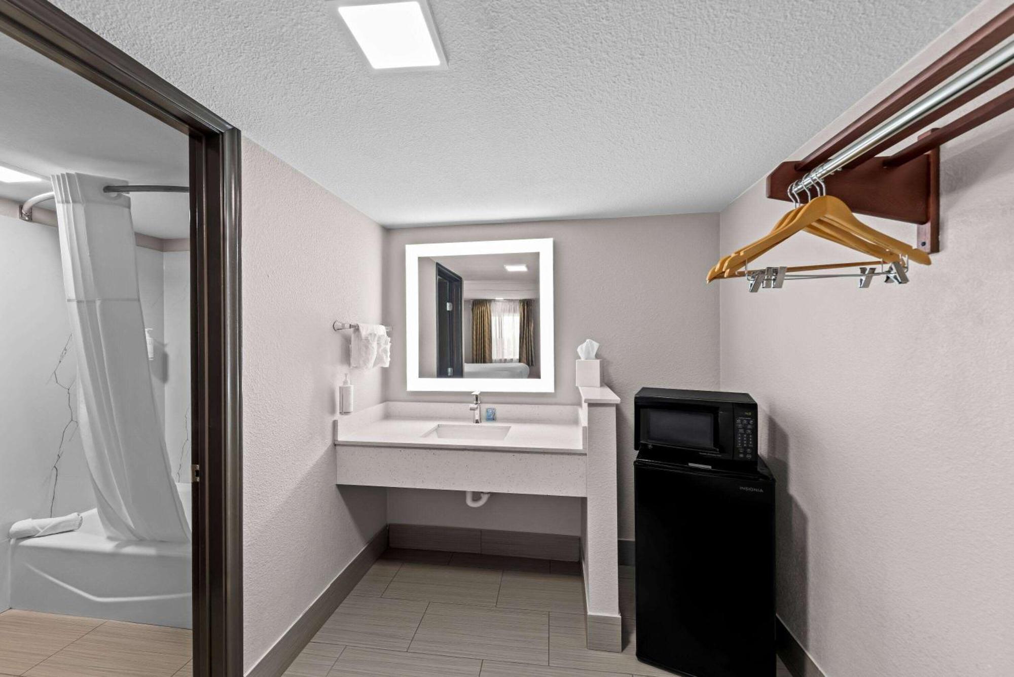 Days Inn By Wyndham Gainesville Eksteriør billede
